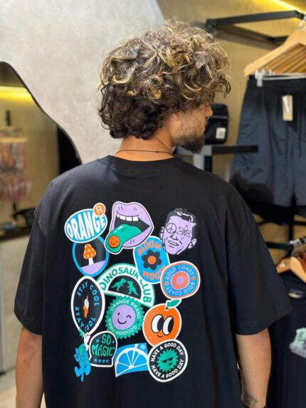 Camiseta Orange Stickers Preta